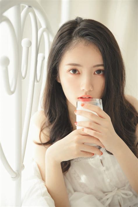 翟晓川今天参加阅兵仪式戴北京青年榜样奖章和首钢劳动模范奖章